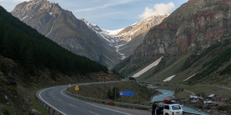 Weg door de bergen van de Kaukasus in Georgië