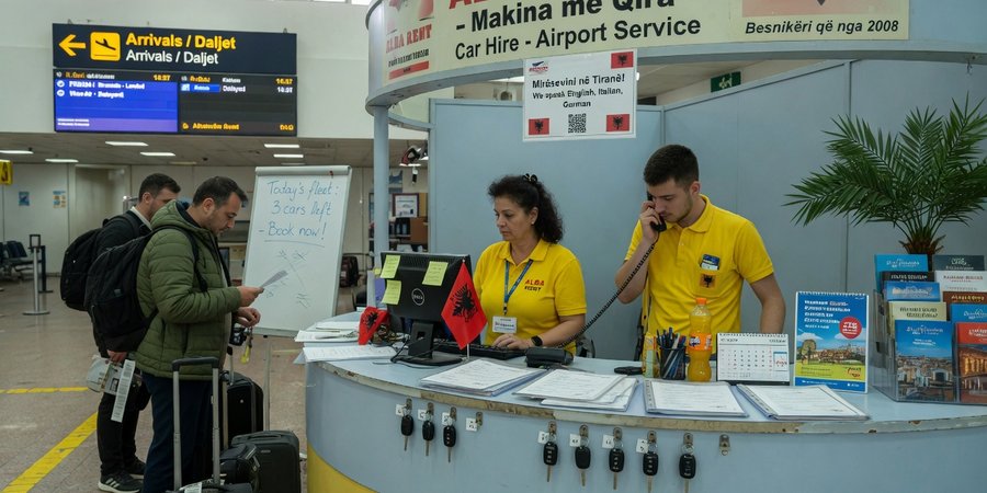 Sleuteloverdracht van een huurauto in de aankomsthal van Tirana International Airport