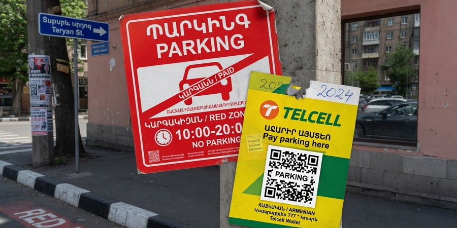 Rode parkeerstrepen en Telcell-sticker aan een straat in het centrum van Jerevan
