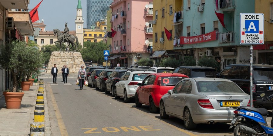 Auto's geparkeerd in zone A in een straat bij het Skanderbegplein in centrum Tirana