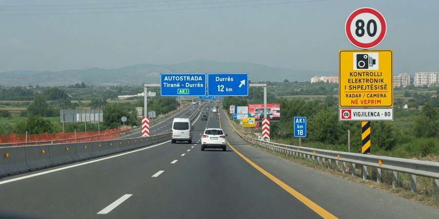 AK1-snelweg tussen Tirana en Durrës met snelheidsborden en flitspalen