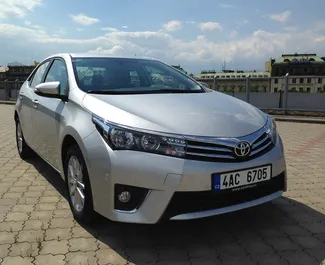 Vooraanzicht van een huurauto Toyota Corolla Sedan Praag, Tsjechië ✓ Auto #50. ✓ Transmissie Automatisch TM ✓ 0 beoordelingen.