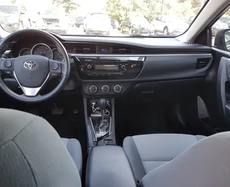 Benzine motor van 1,8L van Toyota Corolla Sedan 2014 te huur in Tbilisi.