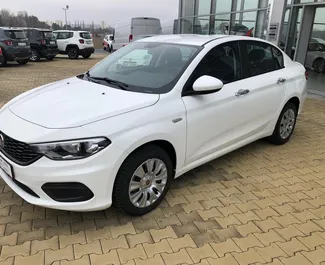 Vooraanzicht van een huurauto Fiat Tipo Praag, Tsjechië ✓ Auto #386. ✓ Transmissie Handmatig TM ✓ 4 beoordelingen.