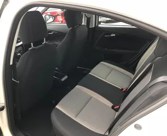 Interieur van Fiat Tipo te huur in Tsjechië. Een geweldige auto met 5 zitplaatsen en een Handmatig transmissie.