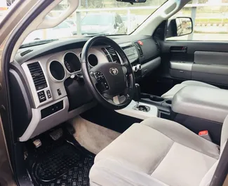 Interieur van Toyota Sequoia Ii te huur in Georgië. Een geweldige auto met 5 zitplaatsen en een Automatisch transmissie.