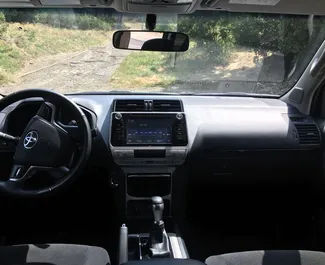 Verhuur Toyota Land Cruiser 200. Premium, Luxe, SUV Auto te huur in Georgië ✓ Borg van Borg van 200 GEL ✓ Verzekeringsmogelijkheden TPL, CDW, SCDW, Passagiers, Diefstal.