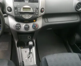 Interieur van Toyota Rav4 te huur in Bulgarije. Een geweldige auto met 5 zitplaatsen en een Automatisch transmissie.