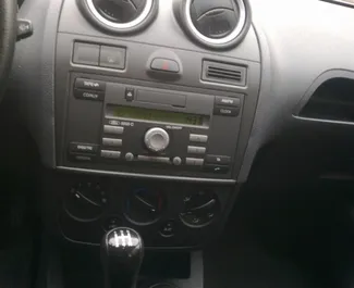 Interieur van Ford Fiesta te huur in Bulgarije. Een geweldige auto met 5 zitplaatsen en een Handmatig transmissie.