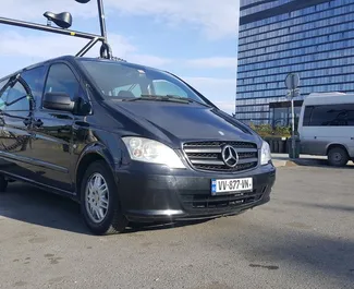 Vooraanzicht van een huurauto Mercedes-Benz Vito in Tbilisi, Georgië ✓ Auto #380. ✓ Transmissie Automatisch TM ✓ 2 beoordelingen.