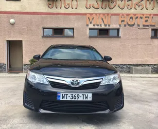 Vooraanzicht van een huurauto Toyota Camry in Tbilisi, Georgië ✓ Auto #259. ✓ Transmissie Automatisch TM ✓ 0 beoordelingen.