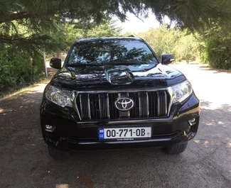 Vooraanzicht van een huurauto Toyota Land Cruiser Prado in Tbilisi, Georgië ✓ Auto #260. ✓ Transmissie Automatisch TM ✓ 0 beoordelingen.