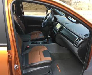 Interieur van Ford Ranger te huur in Georgië. Een geweldige auto met 5 zitplaatsen en een Automatisch transmissie.