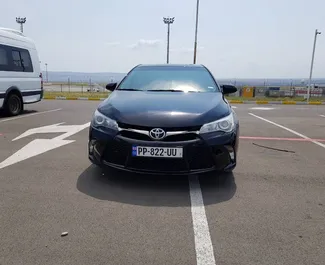 Vooraanzicht van een huurauto Toyota Camry in Tbilisi, Georgië ✓ Auto #257. ✓ Transmissie Automatisch TM ✓ 0 beoordelingen.