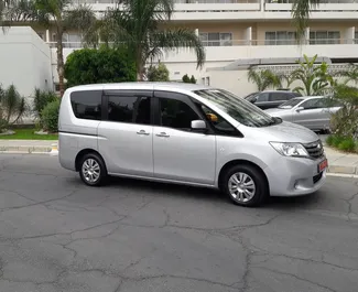 Vooraanzicht van een huurauto Nissan Serena in Limassol, Cyprus ✓ Auto #309. ✓ Transmissie Automatisch TM ✓ 2 beoordelingen.