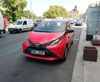 Vooraanzicht van een huurauto Toyota Aygo Praag, Tsjechië ✓ Auto #45. ✓ Transmissie Handmatig TM ✓ 1 beoordelingen.