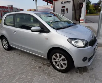 Vooraanzicht van een huurauto Skoda Citigo Praag, Tsjechië ✓ Auto #423. ✓ Transmissie Automatisch TM ✓ 1 beoordelingen.