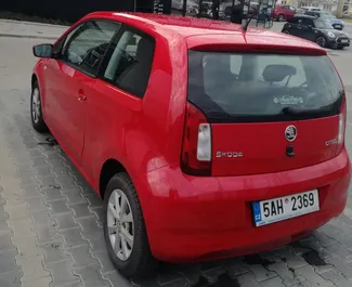 Vooraanzicht van een huurauto Skoda Citigo Praag, Tsjechië ✓ Auto #422. ✓ Transmissie Handmatig TM ✓ 0 beoordelingen.