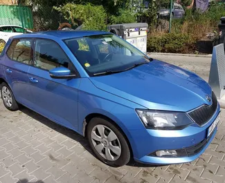 Vooraanzicht van een huurauto Skoda Fabia Praag, Tsjechië ✓ Auto #425. ✓ Transmissie Handmatig TM ✓ 1 beoordelingen.