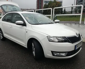 Vooraanzicht van een huurauto Skoda Rapid Praag, Tsjechië ✓ Auto #427. ✓ Transmissie Automatisch TM ✓ 1 beoordelingen.