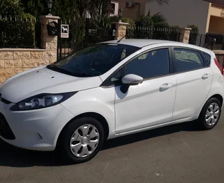 Vooraanzicht van een huurauto Ford Fiesta in Larnaca, Cyprus ✓ Auto #771. ✓ Transmissie Automatisch TM ✓ 0 beoordelingen.