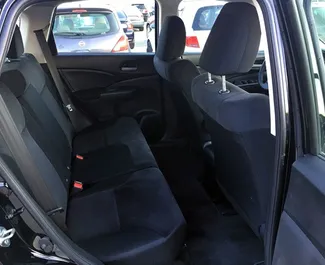 Interieur van Honda CR-V te huur in Georgië. Een geweldige auto met 5 zitplaatsen en een Automatisch transmissie.
