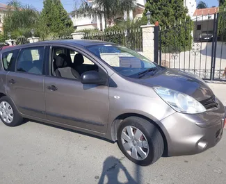 Vooraanzicht van een huurauto Nissan Note in Larnaca, Cyprus ✓ Auto #828. ✓ Transmissie Automatisch TM ✓ 1 beoordelingen.