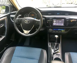 Toyota Corolla Sedan 2016 beschikbaar voor verhuur in Tbilisi, met een kilometerlimiet van onbeperkt.