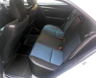 Interieur van Toyota Corolla Sedan te huur in Georgië. Een geweldige auto met 5 zitplaatsen en een Automatisch transmissie.