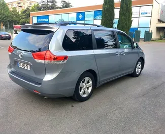 Autohuur Toyota Sienna 2015 in in Georgië, met Benzine brandstof en 172 pk ➤ Vanaf 207 GEL per dag.