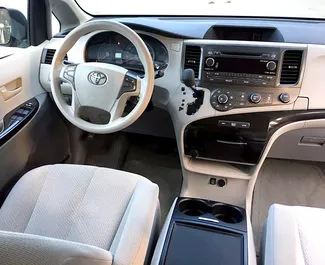 Toyota Sienna 2015 beschikbaar voor verhuur in Tbilisi, met een kilometerlimiet van onbeperkt.