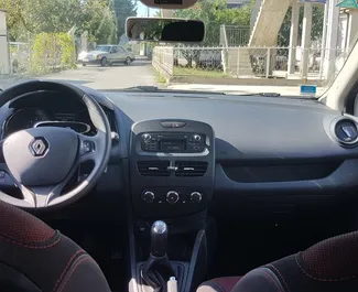 Interieur van Renault Clio 4 te huur in Montenegro. Een geweldige auto met 5 zitplaatsen en een Handmatig transmissie.