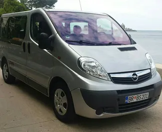 Vooraanzicht van een huurauto Opel Vivaro in Bar, Montenegro ✓ Auto #547. ✓ Transmissie Automatisch TM ✓ 20 beoordelingen.