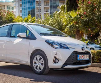 Vooraanzicht van een huurauto Toyota Yaris in Budva, Montenegro ✓ Auto #486. ✓ Transmissie Automatisch TM ✓ 46 beoordelingen.