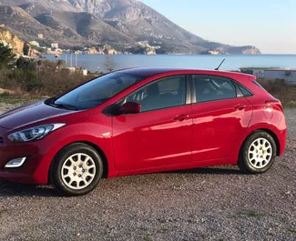 Vooraanzicht van een huurauto Hyundai i30 in Rafailovici, Montenegro ✓ Auto #499. ✓ Transmissie Automatisch TM ✓ 0 beoordelingen.