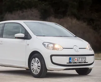 Vooraanzicht van een huurauto Volkswagen Up! in Budva, Montenegro ✓ Auto #1048. ✓ Transmissie Handmatig TM ✓ 2 beoordelingen.