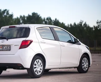 Toyota Yaris 2017 beschikbaar voor verhuur in Budva, met een kilometerlimiet van onbeperkt.