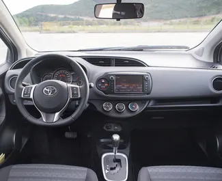 Interieur van Toyota Yaris te huur in Montenegro. Een geweldige auto met 5 zitplaatsen en een Automatisch transmissie.