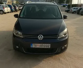 Vooraanzicht van een huurauto Volkswagen Touran in Tivat, Montenegro ✓ Auto #517. ✓ Transmissie Automatisch TM ✓ 0 beoordelingen.