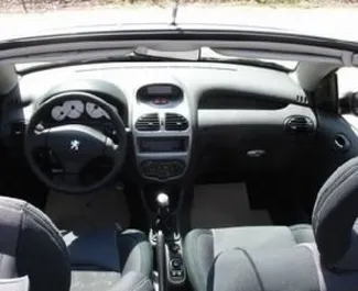 Vooraanzicht van een huurauto Peugeot 206 Cabrio op Kreta, Griekenland ✓ Auto #1090. ✓ Transmissie Handmatig TM ✓ 0 beoordelingen.