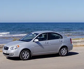Vooraanzicht van een huurauto Hyundai Verna op Kreta, Griekenland ✓ Auto #1133. ✓ Transmissie Automatisch TM ✓ 2 beoordelingen.