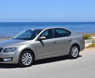 Vooraanzicht van een huurauto Skoda Octavia op Kreta, Griekenland ✓ Auto #1129. ✓ Transmissie Handmatig TM ✓ 0 beoordelingen.