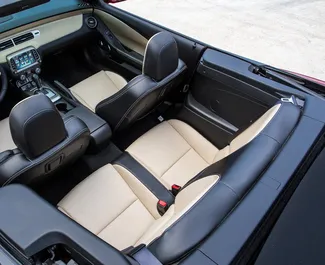 Interieur van Chevrolet Camaro Cabrio te huur in Montenegro. Een geweldige auto met 4 zitplaatsen en een Automatisch transmissie.