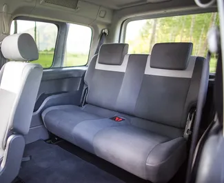 Interieur van Volkswagen Caddy Maxi te huur in Montenegro. Een geweldige auto met 7 zitplaatsen en een Automatisch transmissie.