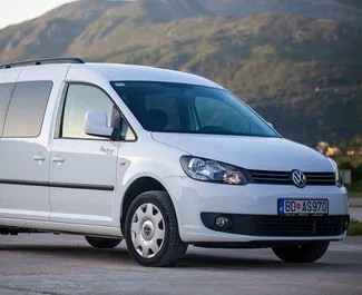 Vooraanzicht van een huurauto Volkswagen Caddy Maxi in Budva, Montenegro ✓ Auto #1111. ✓ Transmissie Automatisch TM ✓ 3 beoordelingen.