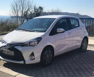Vooraanzicht van een huurauto Toyota Yaris in Rafailovici, Montenegro ✓ Auto #495. ✓ Transmissie Automatisch TM ✓ 8 beoordelingen.