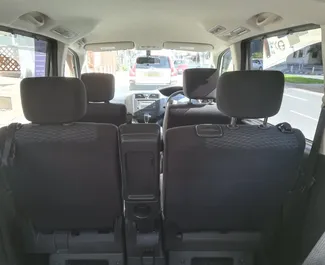 Interieur van Nissan Serena te huur in Cyprus. Een geweldige auto met 8 zitplaatsen en een Automatisch transmissie.