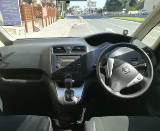 Benzine motor van 2,0L van Nissan Serena 2015 te huur in Limassol.