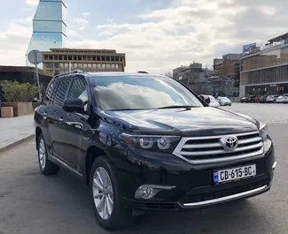 Vooraanzicht van een huurauto Toyota Highlander in Tbilisi, Georgië ✓ Auto #1221. ✓ Transmissie Automatisch TM ✓ 2 beoordelingen.