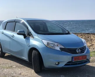 Vooraanzicht van een huurauto Nissan Note in Paphos, Cyprus ✓ Auto #1215. ✓ Transmissie Automatisch TM ✓ 0 beoordelingen.